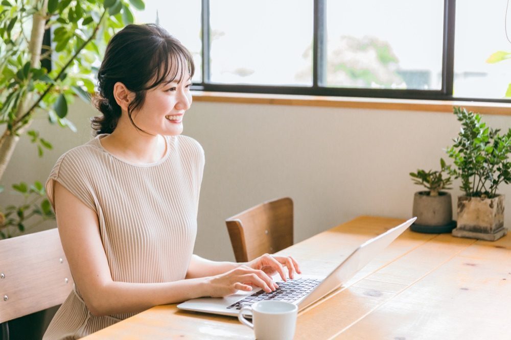 自宅でパソコンを使う女性