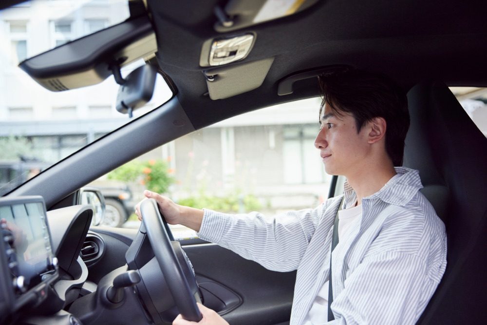 車を運転する男性