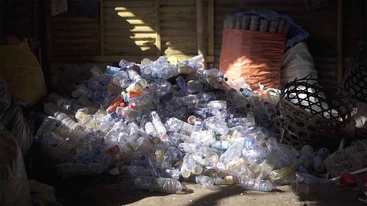 回収されたプラスチックの山